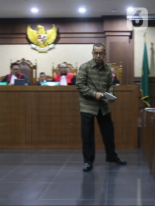 Mantan Dirut PT Garuda Indonesia Emirsyah Satar usai menjalani sidang di Pengadilan Tipikor, Jakarta, Senin (30/12/2019). Emirsyah Satar menjalani sidang perdana dengan agenda pembacaan dakwaan. (Liputan6.com/Herman Zakharia)