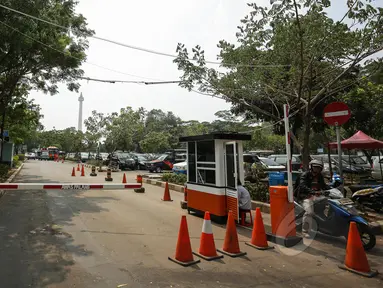 Unit Pengelola Teknis (UPT) Parkir Dinas Perhubungan dan Transportasi DKI Jakarta menyiapkan konsep perombakan sistem parkir di kawasan IRTI Monas, Jakarta, Selasa (26/5/2015). Pengelolaan parkir akan melibatkan pihak swasta. (Liputan6.com/Faizal Fanani)