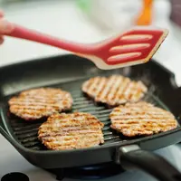 Tekstur tempe yang padat membuatnya ideal dijadikan alternatif pengganti daging. Tak hanya itu, tempe juga mudah menyerap bumbu, sehingga proses marinasi mampu menghasilkan cita rasa yang lebih kaya dan meresap. [Dok/freepik.com/ASphotofamily]
