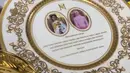 Setiap tamu undangan juga menerima piring hiasan warna putih dengan ukiran warna emas di sekelilingnya. Pada bagian tengah, terlihat foto Pangeran Mateen dan Anisha Rosnah. [Foto: TikTok/yourgoodbyevideo]