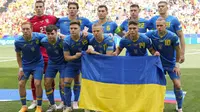 Para pemain starting XI Timnas Ukraina berfoto bersama jelang dimulainya laga Grup E Euro 2024 menghadapi Timnas Rumania di Allianz Arena, Munchen, Jerman, Senin (17/6/2024). (AP Photo/Antonio Calanni)