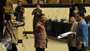 Anggota DPD AM Fatwa (kedua kanan) memaksa pimpinan DPD untuk menandatangani Tata Tertib DPD RI sesuai dengan keputusan Sidang Paripurna tanggal 15 Januari 2016 saat Rapat Paripurna DPD, Jakarta (29/4). (Liputan6.com/Johan Tallo)  