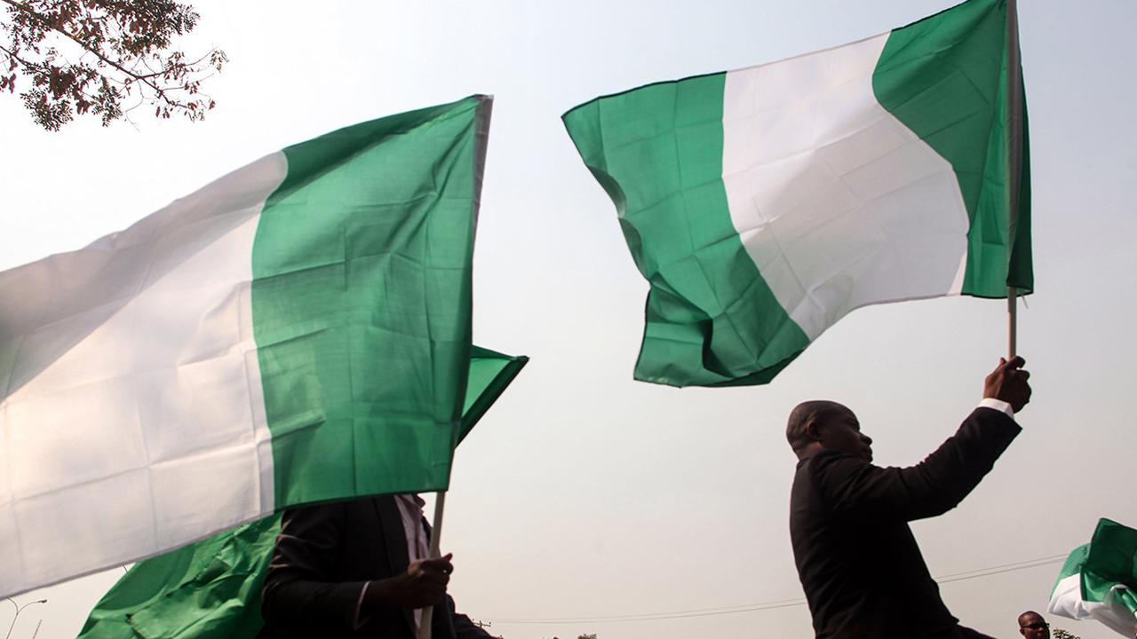 Bendera Nigeria (AFP Photo / Sodiq Adelakuin)
