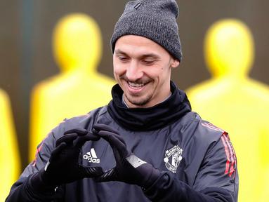 Penyerang Manchester United, Zlatan Ibrahimovic bergaya saat mengikuti sesi latihan di AON Training Complex, Carrington, Inggris (21/11). Latihan ini jelang pertandingan Liga Champions melawan Basel. (Martin Rickett / PA via AP)