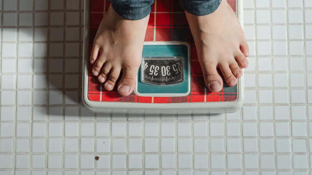 7 Bahaya Diet Ketat, Memperlambat Metabolisme Tubuh-Gangguan Makan