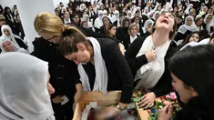 Para pelayat berkumpul di sekitar jenazah tentara Druze Israel, Mayor Jamal Abbas, saat pemakamannya di Pekiin, Israel, Minggu (19/11/2023). Abbas terbunuh dalam operasi darat militer di Jalur Gaza. (AP Photo/Rami Shlush)
