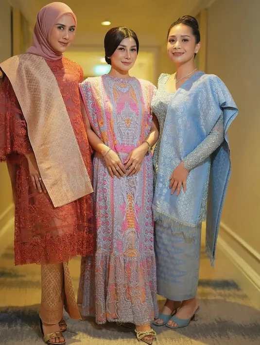 Pada acara besar tersebut, Nisya tampil memukau dalam balutan dress brokat berwarna pink, biru, oranye cerah dari @boh.play yang memancarkan pesona ceria dan feminin.  [@nissyaa].