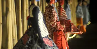 Lakon indonesia menggelar fashion show koleksi terbaru untuk memperingati spirit Hari Batik Nasional, tanggal 9 Oktober 2021 silam di kompleks Candi Prambanan.