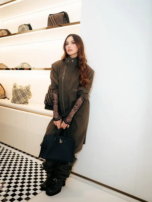 Bergaya estetik, Mahalini kenakan jaket berkerah tinggi dengan lace glove dan oversized boots hitam [@mahaliniraharja]