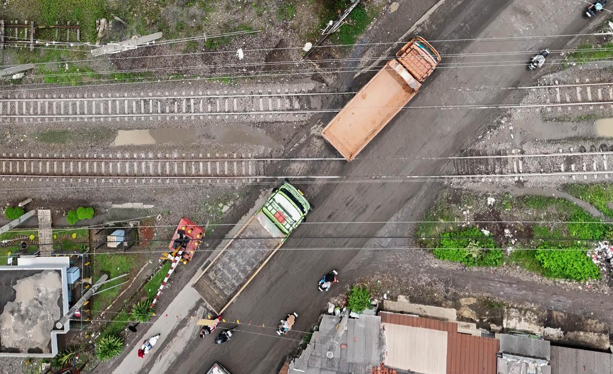 Antrean truk tambang di Parung Panjang