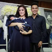 "Awalnya kami cuma mau punya 2 anak saja, jd agak kaget begitu dikasih baby no.3 tapi dijalani dengan sukacita dan enjoy bangettt selama kehamilan ini ga pernah dikasih capek dan msh sanggup mandiin, gendong," tulis Dhena. (Deki Prayoga/Bintang.com)