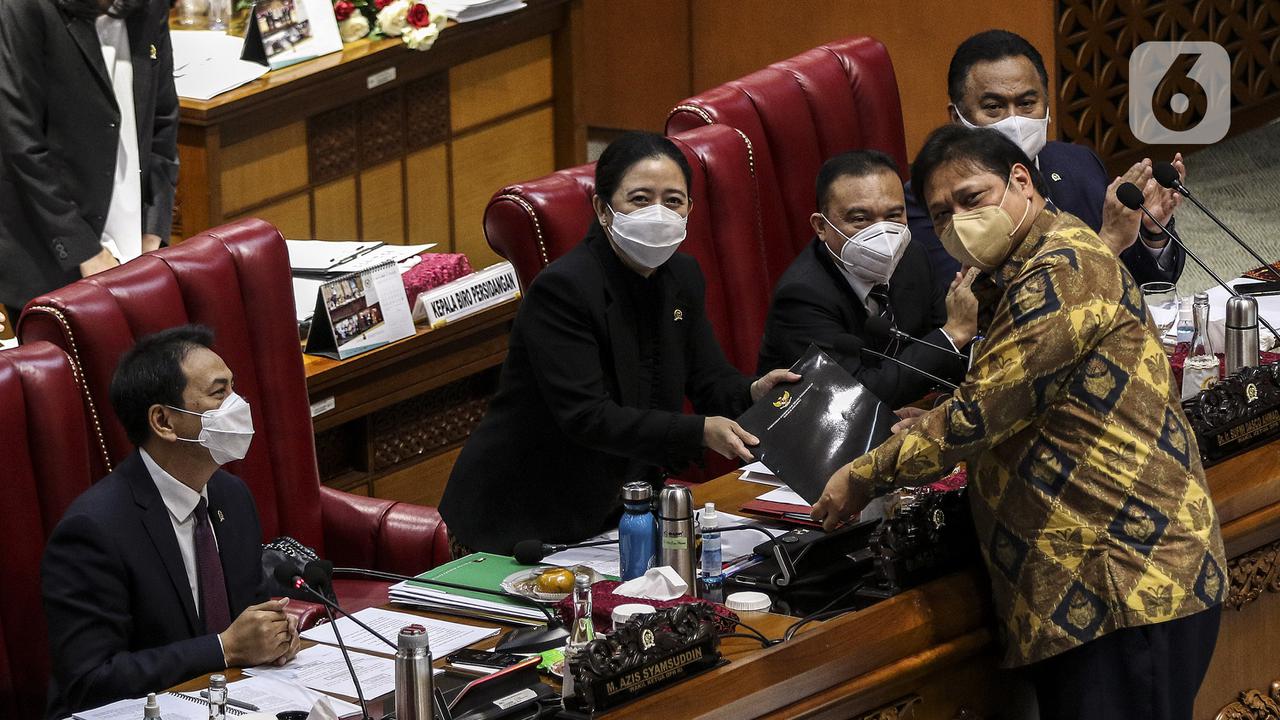 FOTO: Sejumlah Menteri Kabinet Indonesia Maju Hadiri Paripurna Pengesahan UU Ciptaker