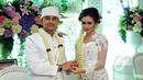 Hengky Kurniawan dan Sonya Fatmala berfoto bersama seusai prosesi akad nikah di sebuah hotel kawasan TMII, Jakarta, Kamis (23/4/2015). (Liputan6.com/Panji Diksana)