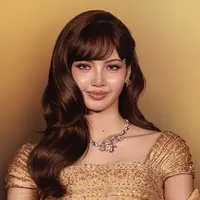 Lisa BLACKPINK Bak Princess Thailand dengan Makeup Gold Goddess yang Bercahaya. [@sprite_snap].