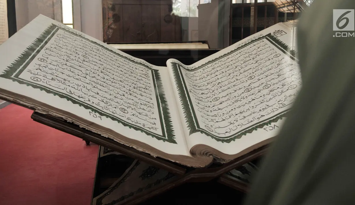 Pengunjung melihat koleksi mushaf Alquran terbesar yang dipamerkan di Museum Bayt Al-Quran, Jakarta, Minggu (19/5/2019). Bayt Al-Quran menampilkan sejarah diturunkannya Alquran mulai dari diturunkannya kepada Nabi Muhammad SAW hingga digital. (merdeka.com/Iqbal Nugroho)