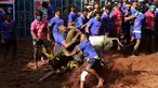 Seorang peserta India mencoba menaklukkan seekor banteng di festival tahunan menjinakkan banteng, Jallikattu, di Desa Avaniyapuram di pinggiran Madurai, Negara Bagian Tamil Nadu, India, pada 15 Januari 2020. (Xinhua/Stringer)