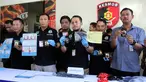 Wadirkrimum Polda Metro Jaya AKBP Ade Ary (tengah) dan Kabag Organisasi dan Tata Laksana Sekretariat Kabinet Faisal Amir Masduki (kanan) merilis kasus pemalsuan, penipuan, dan kepemilikan senjata api di Jakarta, Kamis (15/3). (Liputan6.com/Arya Manggala)
