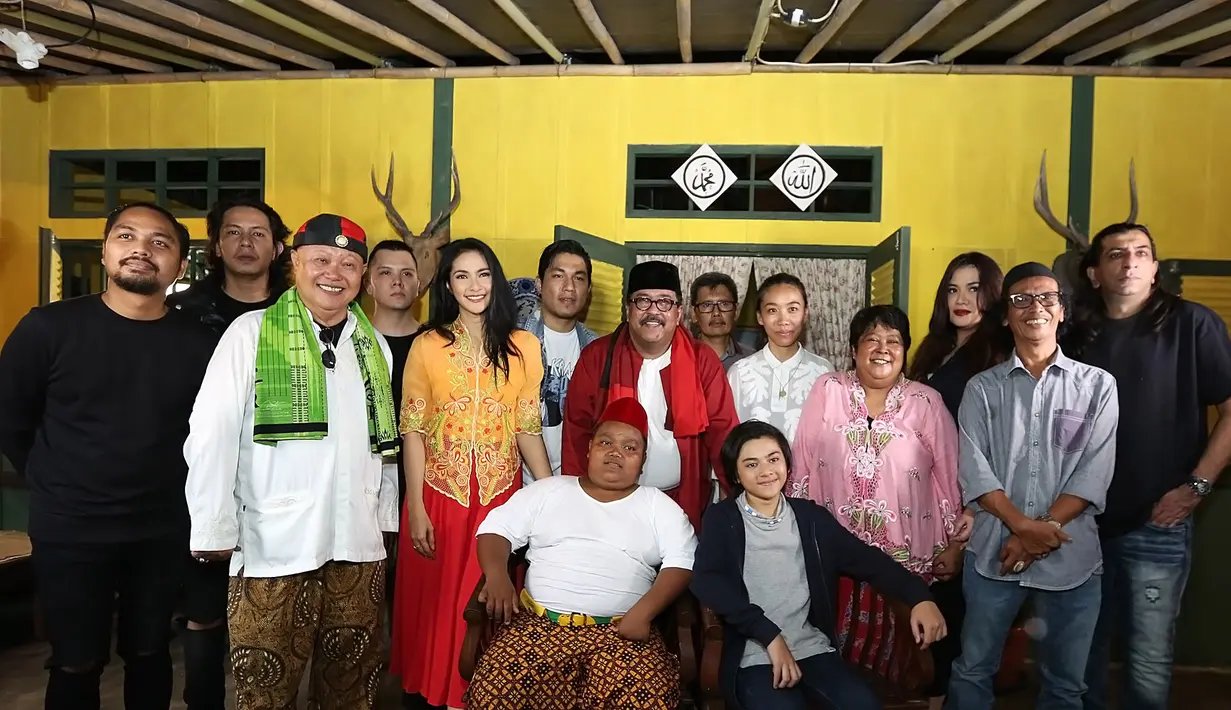 “Dan ini tugas berat juga untuk membawakan ulang lagu yang sudah begitu melekat," kata Rizal yang berharap penonton bisa menyukai lagunya. (Bambang E Ros/Bintang.com)