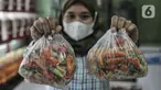 Pekerja memperlihatkan paket cabai rawit dalam Pasar Cabai Murah di Pasar Mitra Tani Klender, Duren Sawit, Jakarta, Rabu (10/3/2021). Dalam rangka menekan harga cabai di pasar, Kementan menggelar Pasar Cabai Murah di 34 lokasi Jakarta, Bogor dan Bekasi mulai 8-20 Maret. (merdeka.com/Iqbal S Nugroho)