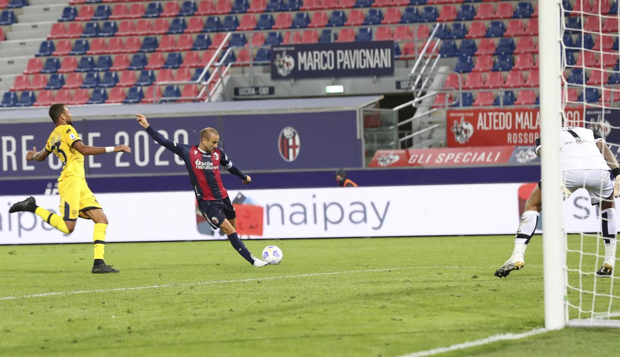 Penyerang Bologna, Rodrigo Palacio, berusaha mencetak gol ke gawang Parma pada laga lanjutan Liga Italia di di Stadion Renato Dell'Ara, Selasa (29/9/2020) dini hari WIB. Bolongna menang 4-1 atas Parma. (Filippo Rubin/LaPresse via AP)