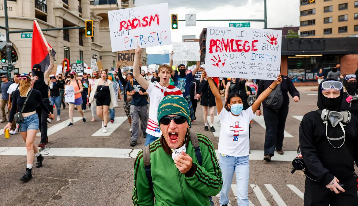 Protes dimulai pada hari Jumat (6/6/2025) ketika petugas Penegakan Imigrasi dan Bea Cukai melakukan beberapa penggerebekan di wilayah Los Angeles yang mayoritas dihuni para imigran. (Michael Ciaglo/Getty Images North America/Getty Images via AFP)