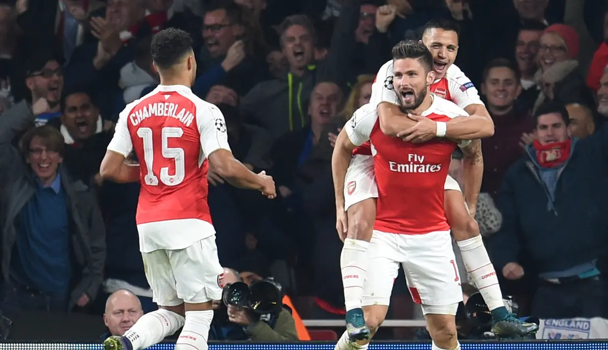 Olivier Giroud disambut rekan-rekannya setelah mencetak gol ke gawang Munchen laga Grup F Liga Champions di Stadion Emirates, London, Rabu (21/10/2015) dini hari WIB. (EPA/Tobias Hase)