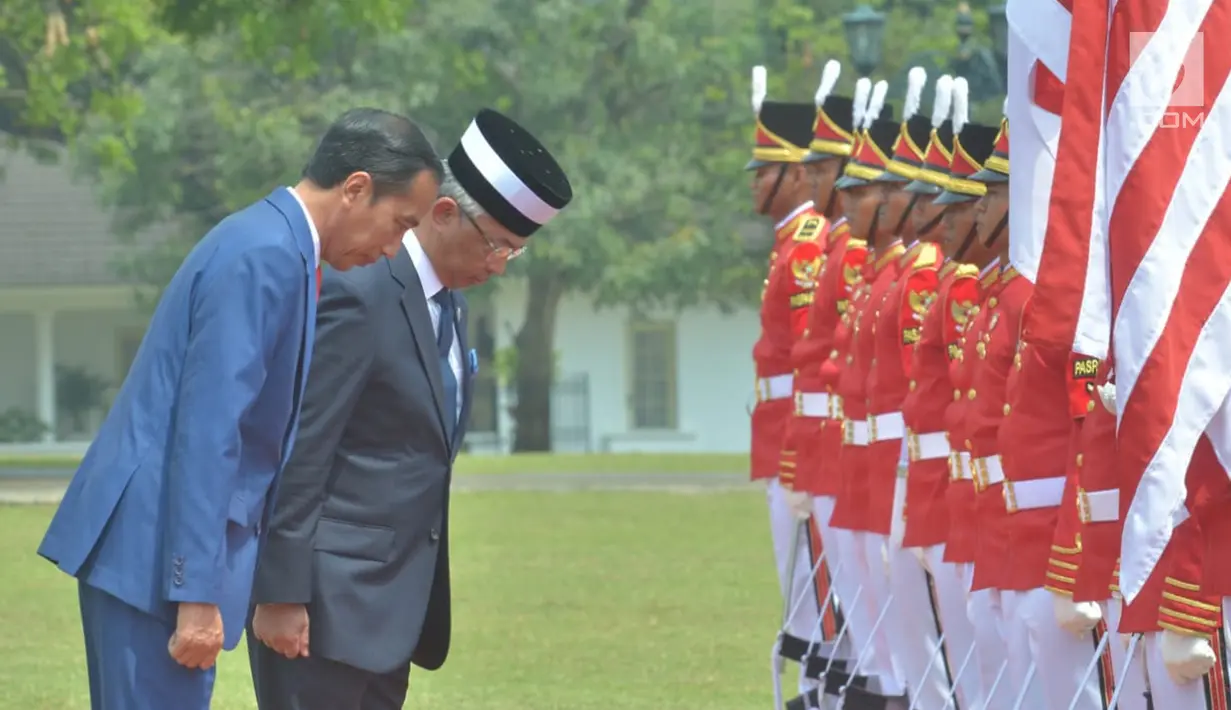 Presiden Joko Widodo (kiri) bersama Raja Malaysia Yang Dipertuan Agong XVI Al-Sultan Abdullah Al-Mustafa Billah Shah Ibni Almarhum Sultan Haji Ahmad Shah Al-Musta'in Billah saat upacara kenegaraan di Istana Bogor, Jawa Barat, Selasa (27/8/2019). (Liputan6.com/Pool/Seskab:Abdurahman)
