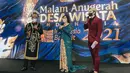 Cherly Juno tampak berbeda karena ia harus menjadi host acara tersebut bersama Rafael. Cherly anggun mengenakan kebaya panjang waena hijau dipadukan dengan kain lilit corak batik berwarna gold. Rambutnya pun dibiarkan terurai.  Dok. @Cherly7uno