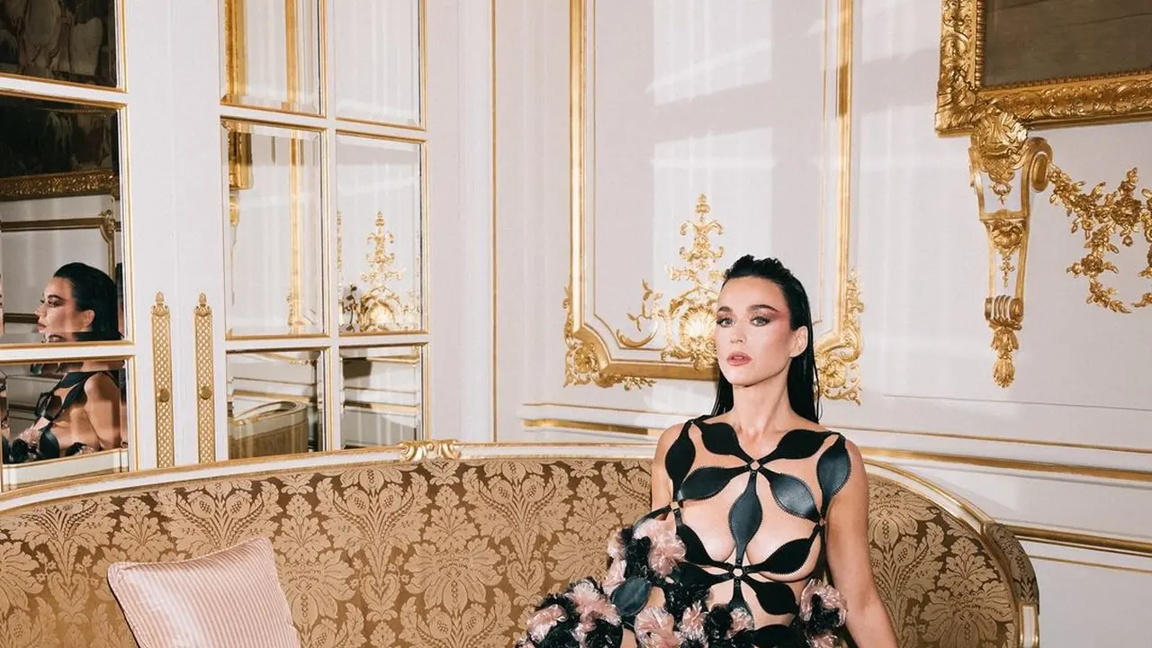Debut Katy Perry di Runway Jalanan Paris, Kenakan Gaun Bolong-Bolong Tanpa Underwear