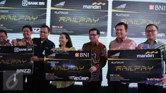 Menteri BUMN Rini Soemarno bersama Direksi BNI, Bank Mandiri, dan BRI serta Direksi PT KAI saat peluncuran produk baru berupa kartu pembayaran dan membership bernama Railpay di Stasiun Juanda, Jakarta, Senin (19/12). (Liputan6.com/Gempur M Surya)
