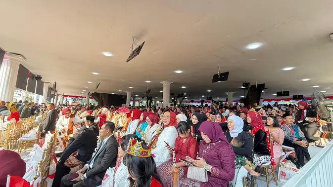 Suasana Halaman Istana Merdeka Jelang Upacara HUT ke-80 RI, Warga Berbaju Adat Mulai Berdatangan