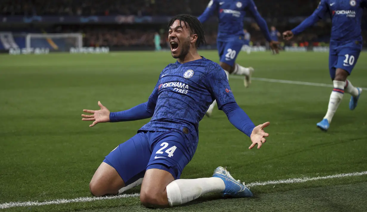 Bek Chelsea, Reece James berselebrasi usai mencetak gol ke gawang Ajax pada pertandingan lanjutan Grup H Liga Champions di Stamford Bridge, London (5/11/2019). Chelsea bermain imbang 4-4 atas Ajax. (AP Photo/Ian Walton)