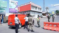 Sejumlah petugas gabungan Satgas Covid-19 Garut melakukan sejumlah penyekatan sejumlah kendaraan yang tetap beroperasi di hari pertama PPKM Darurat di Garut. (Liputan6.com/Jayadi Supriadin)