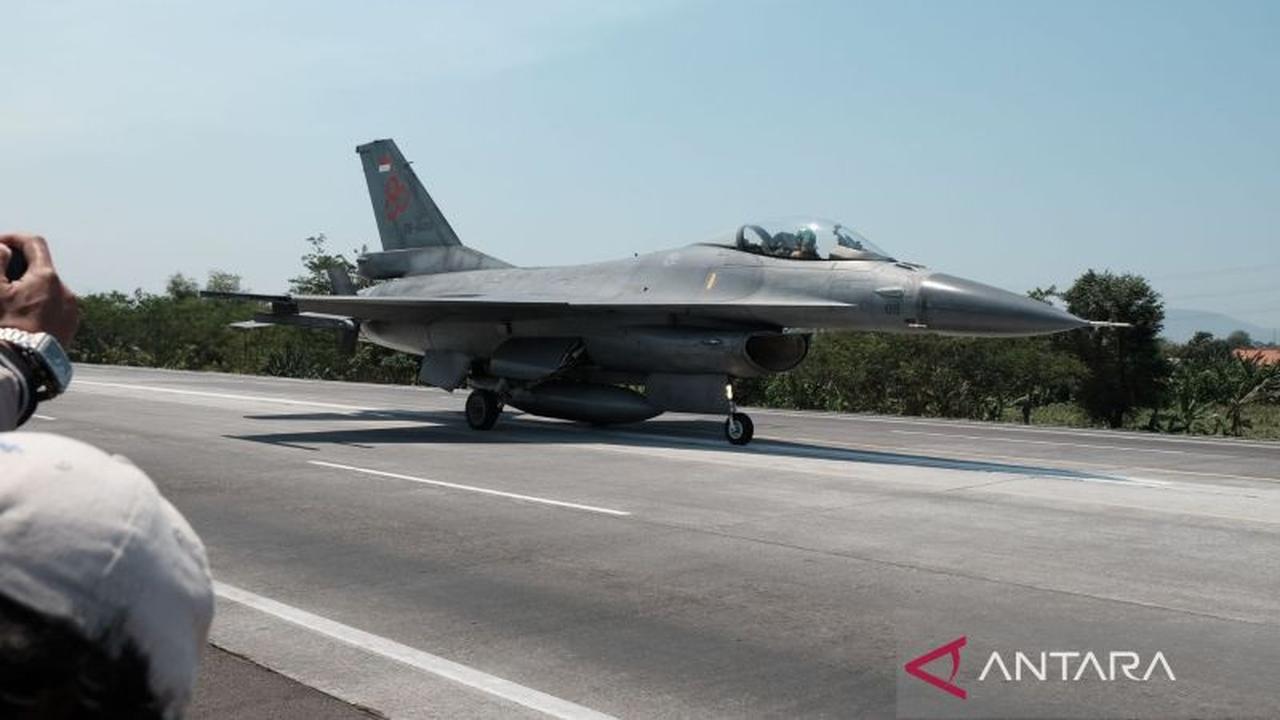 Pesawat Tempur TNI Mendarat di Tol Probolinggo, Ada Apa?