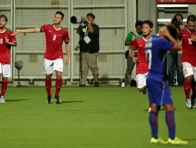 Penyerang timnas Indonesia U-23, Muchlis Hadi Ning Syaifulloh (kedua kiri) melakukan selebrasi usai mencetak gol ke gawang Kamboja pada laga lanjutan Grup A Sea Games 2015 di Stadion Jalan Besar, Singapura, (6/6/2015). (Liputan6.com/Helmi Fithriansyah)