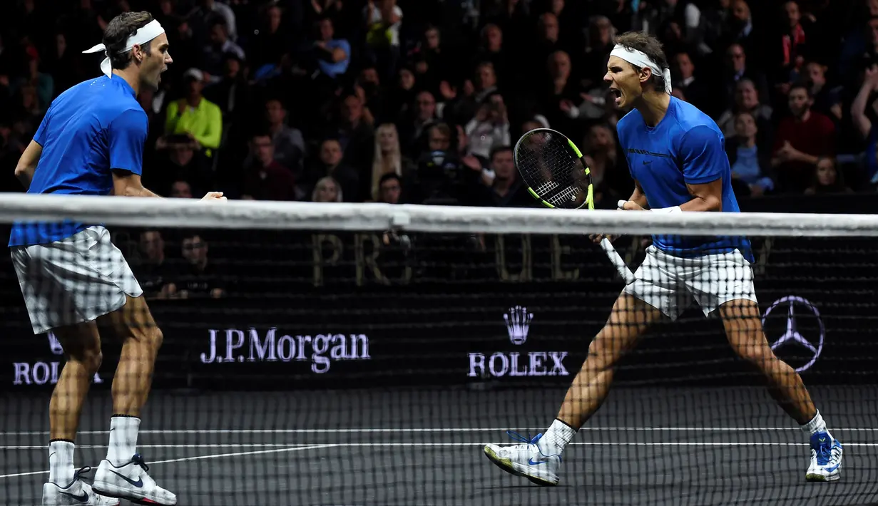 Ekspresi Roger Federer (kiri) dan Rafael Nadal dari tim Eropa usai mengalahkan tim Dunia, Sam Querrey dan Jack Sock pada turnamen tenis Laver Cup di O2 Arena, Praha, Republik Ceska, (24/9/2017). Tim Eropa menang 15-9 atas tim Dunia. (AFP/Michal Cizek)