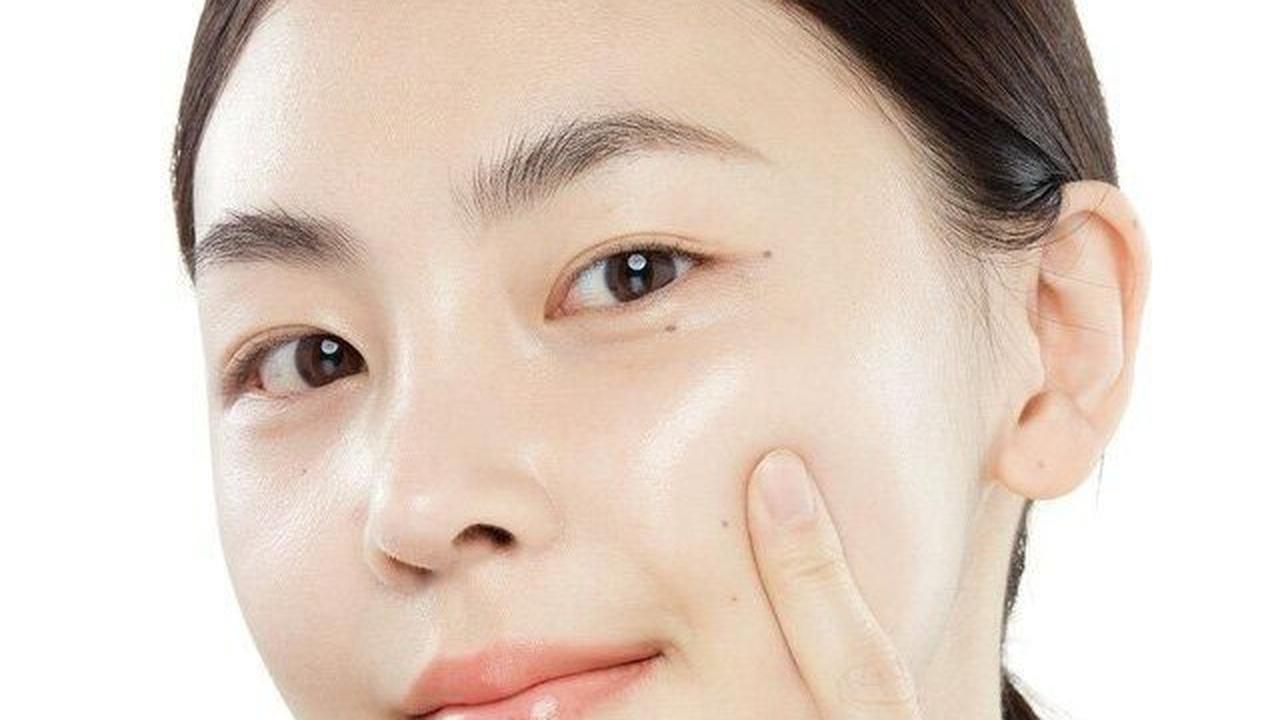 Ilustrasi Wanita Menggunakan Hydrating Lotion di Wajah (©Pinterest)