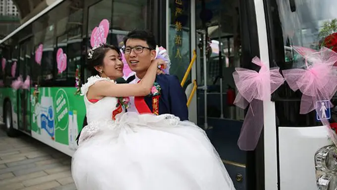Sepasang pengantin yang pergi ke pelaminan dengan naik bus | Copyright shanghaiist.com