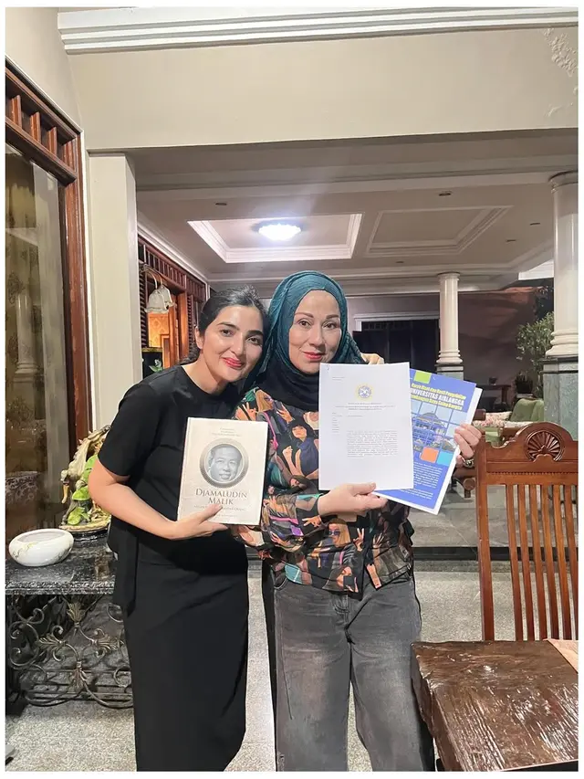 5 Potret Teras Semi Terbuka Rumah Camelia Malik, Bernuansa Klasik dan Tropis