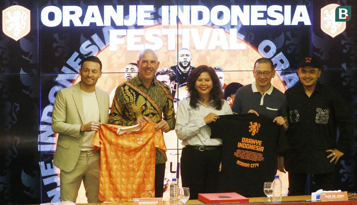 Selain itu, Oranje Indonesia Festival juga akan dimeriahkan oleh konser musisi lokal, tarian tradisional, festival kuliner, dan talk show bersama legenda Timnas Belanda yang namanya masih dirahasiakan. (Bola.com/M Iqbal Ichsan)