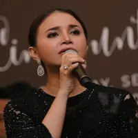 Rossa merasa mendapatkan anugerah sebagai penyanyi. (Deki Prayoga/Fimela.com)