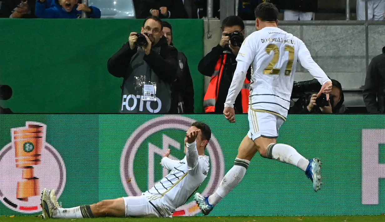 Namun, Saarbrucken bermain solid dan mampu menyamakan kedudukan pada menit 45+1 lewat gol Patrick Sontheimer. (Jean-Christophe VERHAEGEN / AFP)