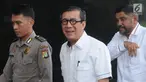 Menteri Hukum dan HAM, Yasonna Hamonangan Laoly (tengah) memenuhi panggilan penyidik KPK di Jakarta, Selasa (25/7/2019). Yasonna Laoly diperiksa sebagai saksi untuk tersangka mantan anggota DPR RI, Markus Nari terkait kasus dugaan korupsi proyek pengadaan e-KTP.  (merdeka.com/Dwi Narwoko)