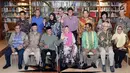 Presiden RI ke-3 BJ Habibie (ketiga kiri duduk) bersama sejumlah tokoh bangsa dan tokoh gerakan suluh kebangsaan usai mengadakan pertemuan silaturahmi di kediamannya, Jakarta, Rabu (1/5/2019). Pertemuan membahas arah masa depan bangsa Indonesia. (Liputan6.com/Helmi Fithriansyah)