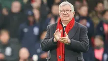 Mantan manajer dan pemain sepak bola Skotlandia, Alex Ferguson, berdiri di belakang karangan bunga saat memberikan penghormatan kepada mendiang pemain Manchester United Danny Law selama pertandingan Liga Primer Inggris antara Manchester United dan Brighton and Hove Albion di Old Trafford di Manchester, Inggris barat laut, pada 19 Januari 2025. (Ian HODGSON/AFP)