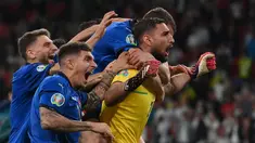 Perpindahan pemain bintang di bursa transfer biasanya diwarnai harga yang fantastis untuk memuluskan hasrat klub peminat. Namun enam pemain berikut justru dilepas secara gratis ke klub barunya karena bersamaan dengan habisnya masa kontrak. Siapa saja mereka? (Foto: AFP/Pool/Laurence Griffiths)