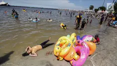Sejumlah anak bermain di pantai Ancol, Jakarta, Senin (25/12). Warga Jakarta dan sekitarnya memanfaatkan liburan natal untuk rekreasi bersama keluarga di Ancol. (Liputan6.com/Faizal Fanani)