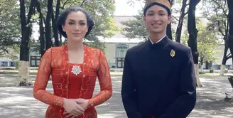 Celine Evangelista tampil anggun dalam acara Royal Banquet Keraton Solo yang digelar hari Sabtu (25/1/2025). Dirinya menghadiri acara kerajaan ini bersama kedua anaknya, ia mengenakan kebaya lilac yang memukau, melengkapi suasana tradisional nan megah khas Keraton Solo. [Foto: instagram/ Celine Evangelista]