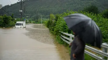 Sebuah mobil terendam air banjir akibat hujan deras di Paju, Korea Selatan, Kamis 18 Juli 2024. (AP Photo/Lee Jin-man)