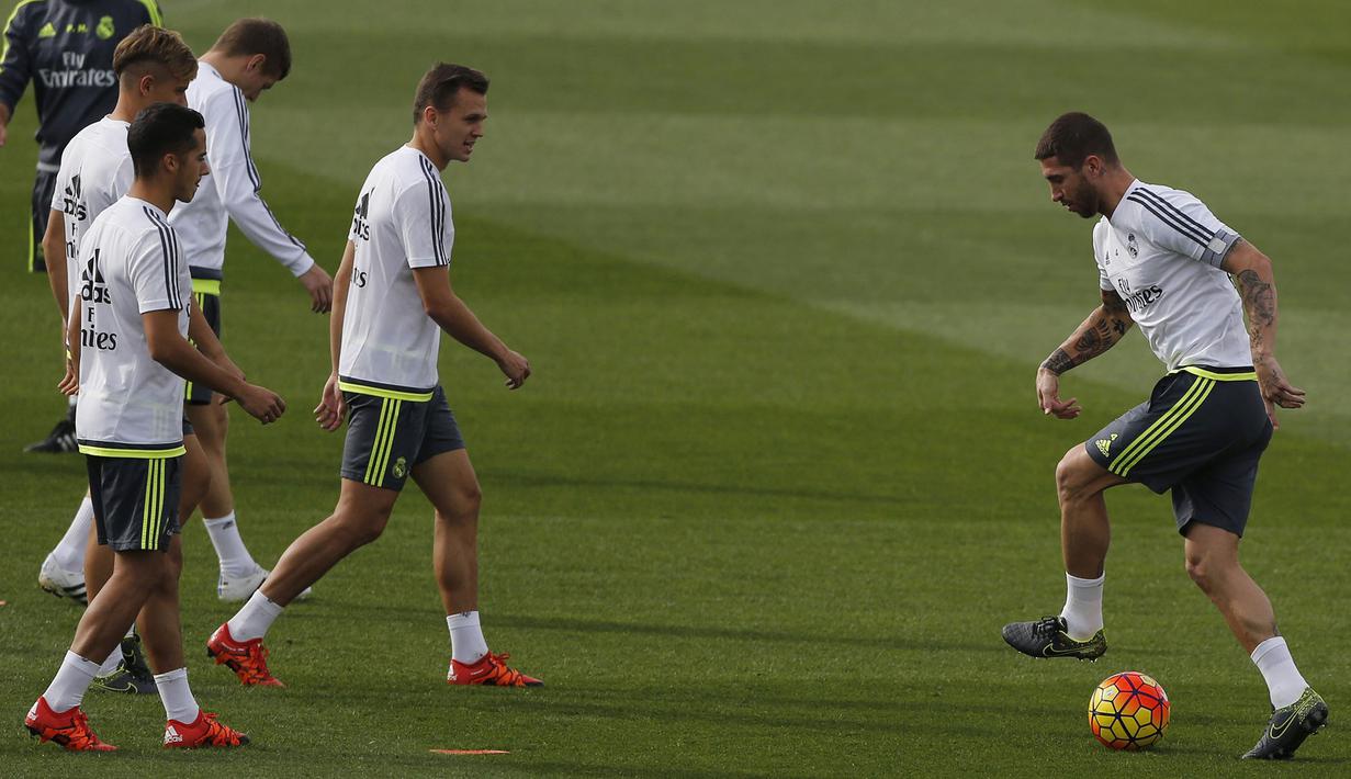 Bek Real Madrid, Sergio Ramos menggiring bola saat berlatih jelang laga La Liga melawan Celta igo di Madrid, Spanyol, Jumat (23/10/2015). (EPA/Mariscal)